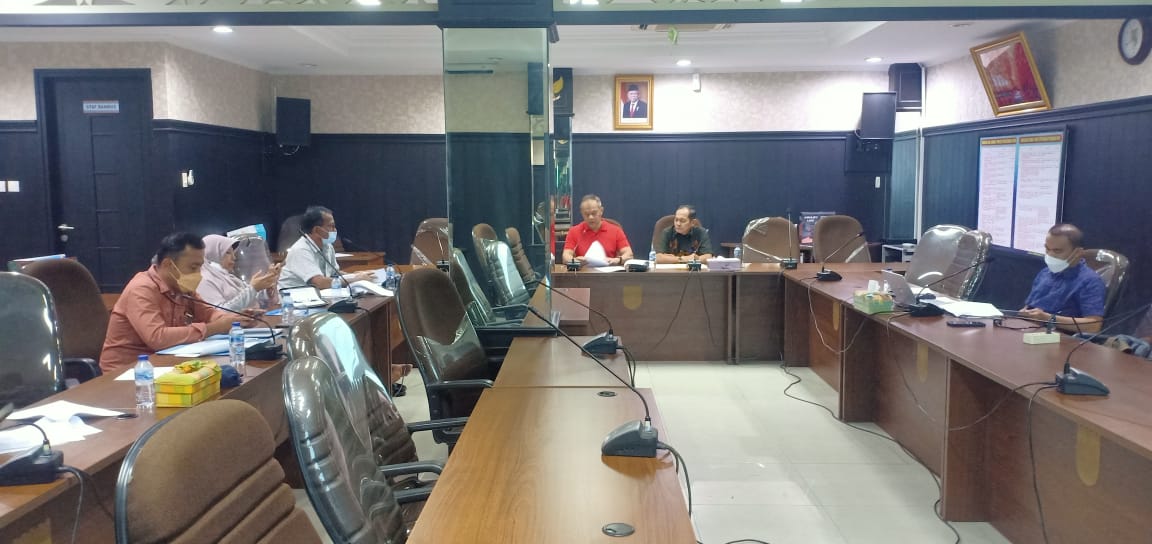 Sekretaris Prodi Ilmu Hukum Fakultas Hukum Unilak Robert Libra, S.H., M.H menjadi Tenaga Ahli DPRD Kota Pekanbaru dalam Pembentukan PERDA Kota Pekanbaru tentang Ketertiban Umum dan Ketentraman Masyara