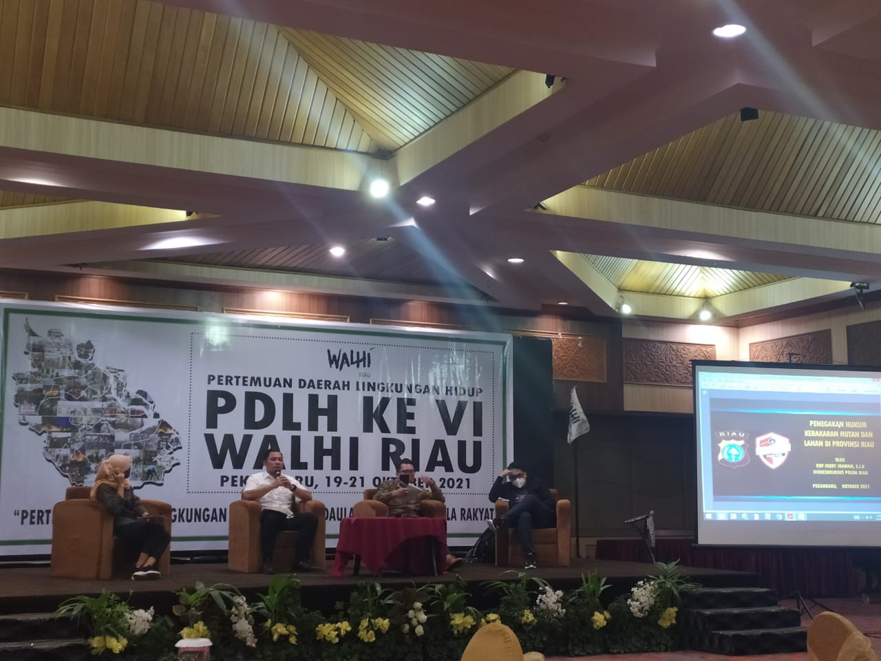 Dosen Fakultas Hukum Unilak, Olivia Anggie Johar S.H., M.H menjadi partisipan dalam Pertemuan Daerah Lingkungan Hidup ( PDLH) yang diselenggarakan di Hotel Pangeran, Kota Pekanbaru,