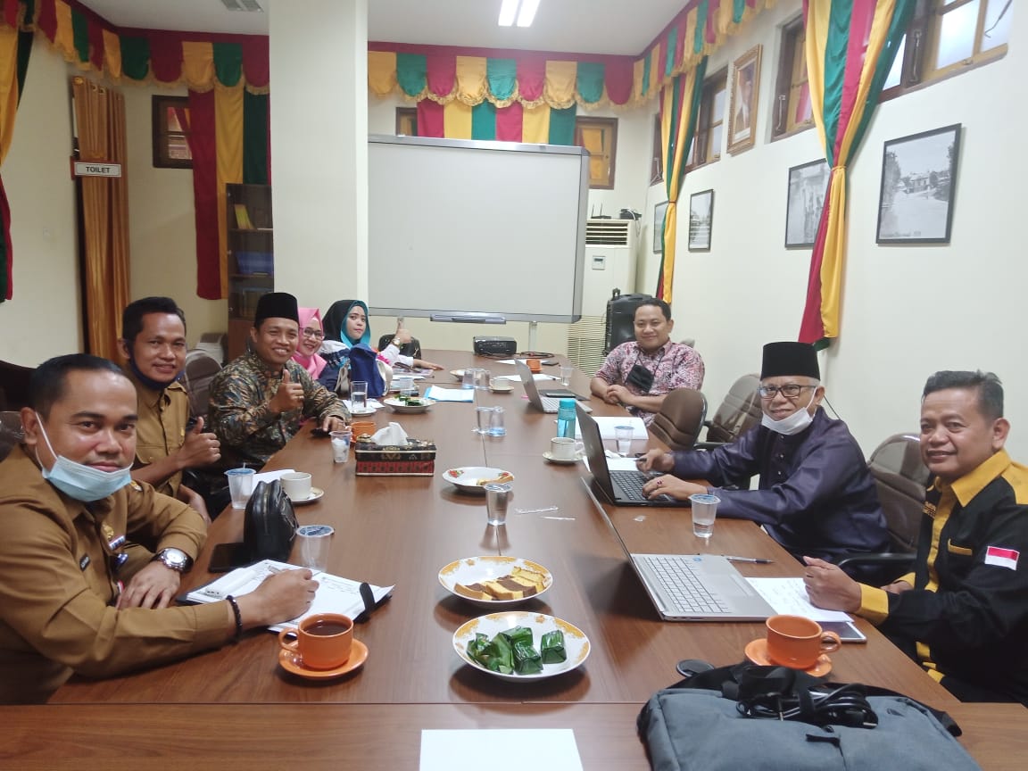 Dosen Fakultas Hukum Menyampaikan Materi Tentang Penyusunan Kurikulum dan Penulisan Buku Ajar Muatan Lokal (Mulok) di Lembaga Adat  Melayu (LAM) Kota Pekanbaru.