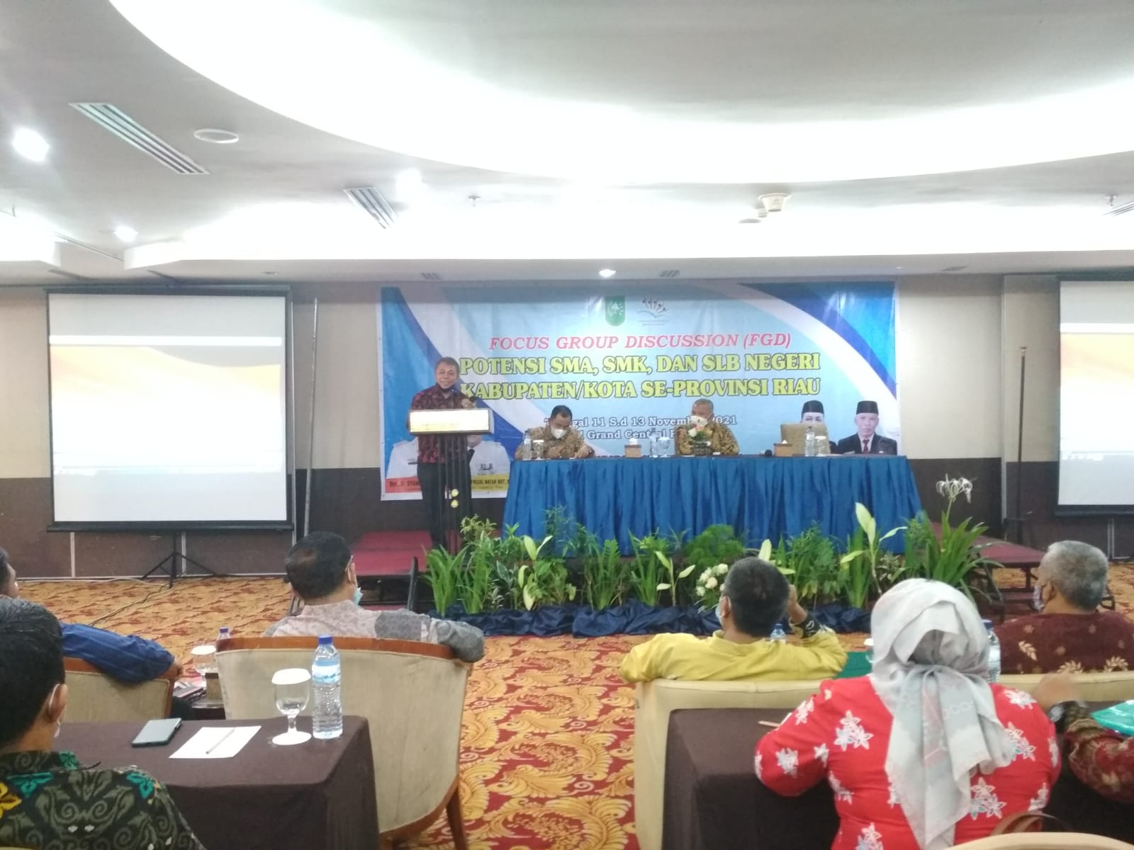 Zulkarnaen Noerdin, S.H.,M.H., Memberikan Sambutan Sekapur Sirih  Dalam  Pembukaan Focus Group Discussion (FGD) Dewan Pendidikan Provinsi Riau 