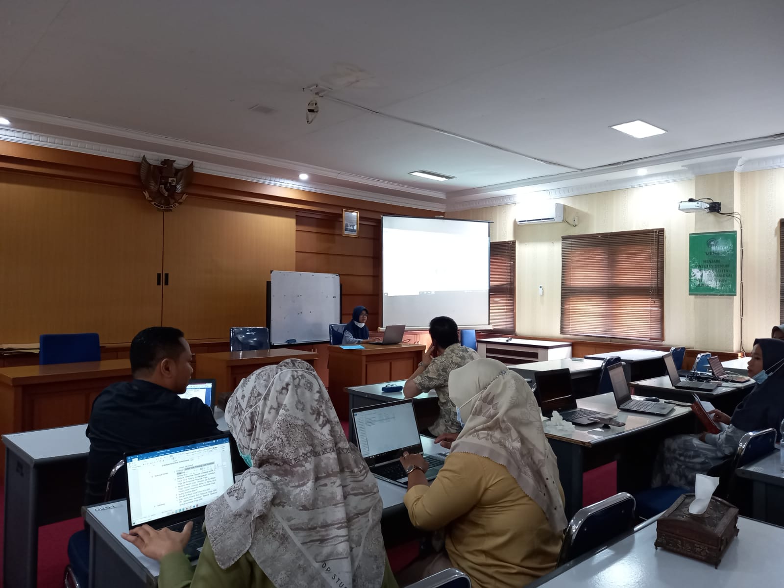 Menyusun Dokumen Manual Mutu FH Unilak, Tim Penyusun  Mengadakan Rapat