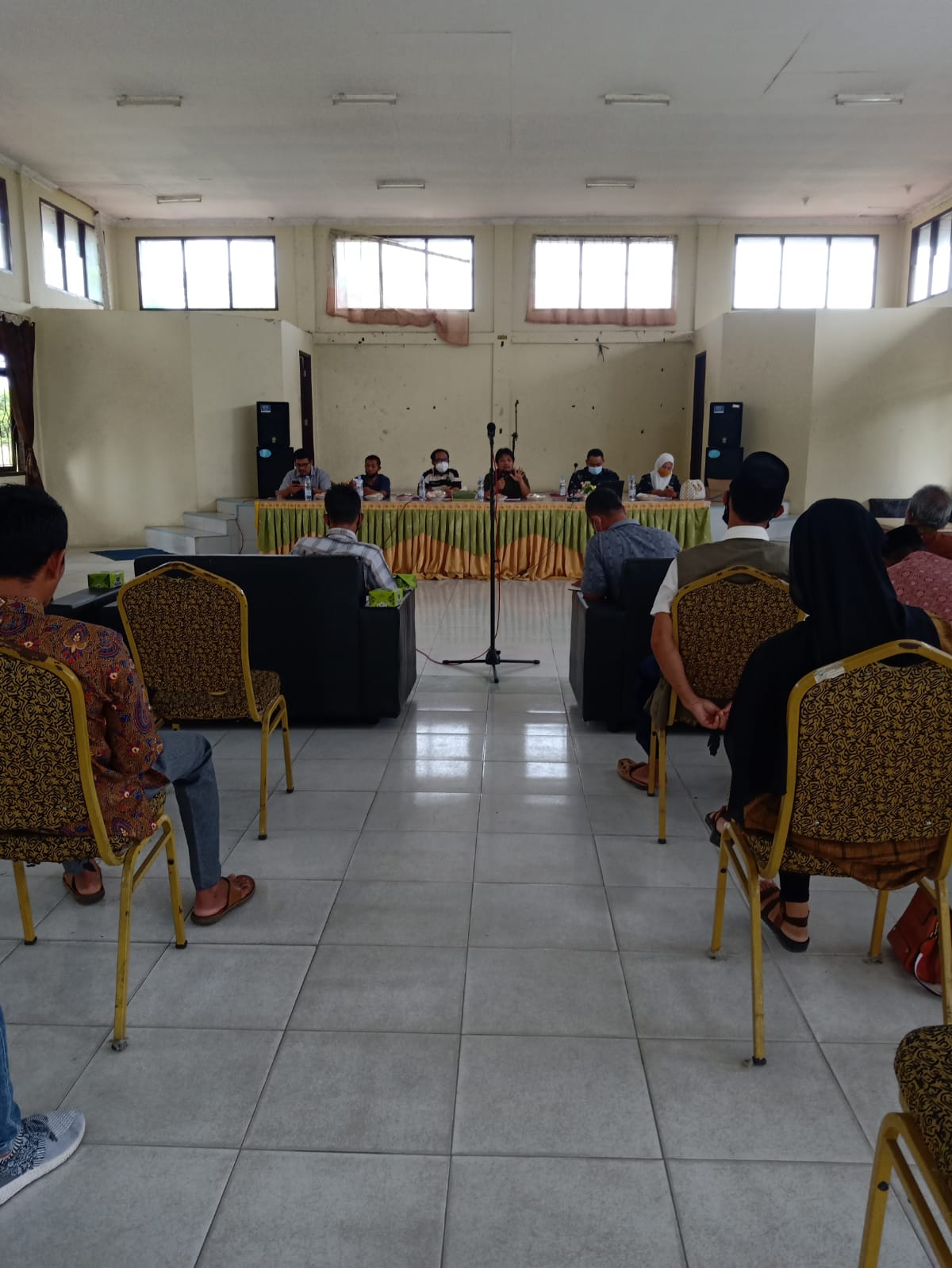 Dosen FH Unilak Adrian Faridhi, S.H., M.H. Bersama Dekan FIA Unilak Alexander Yandra, S.IP., M.Si. Menjadi Narasumber Dalam Kegiatan Penyuluhan Hukum di Kantor Camat Kerinci Kanan pada 9 Oktober 2021