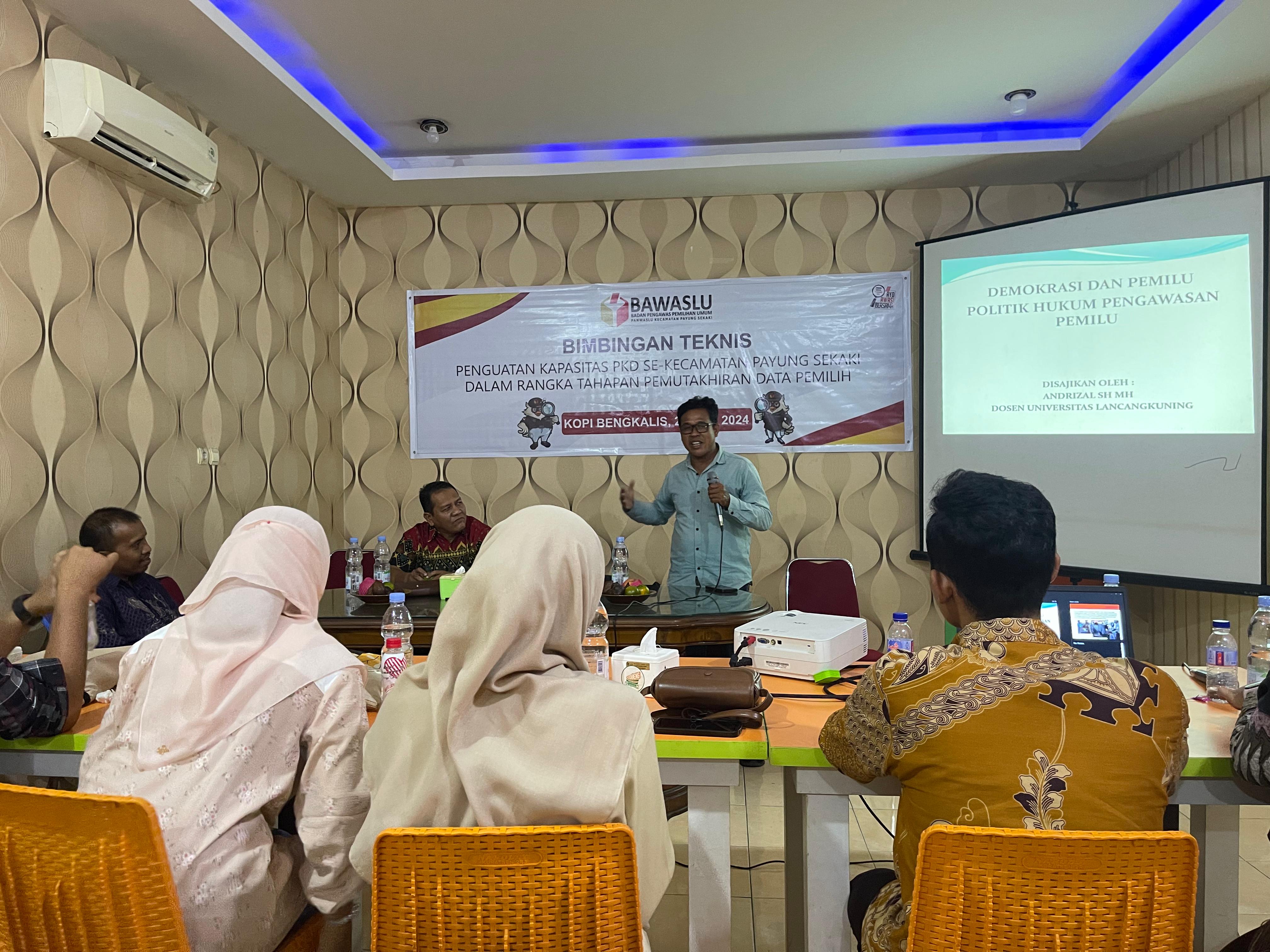 Andrizal, S.H., M.H Dosen FH Unilak  Menjadi Narasumber  Pada Kegiatan Bimbingan Teknis Penguatan Kapasitas Panitia Pengawas Kelurahan/Desa Se-Kecamatan Payung Sekaki Kota Pekanbaru.