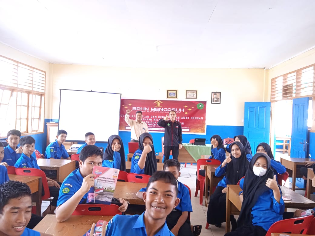 BPHN Mengasuh”, LBH FH UNILAK Kembali Laksanakan Penyuluhan Ciptakan Kesadaran Hukum Dikalangan Pelajar di MTS Nurul Yaqin.