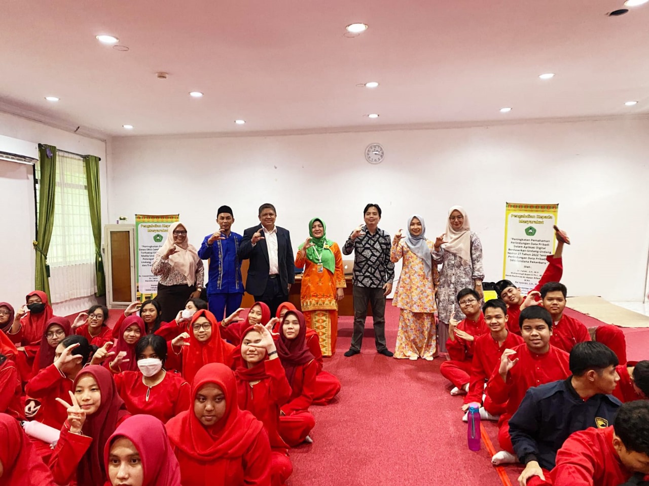 Dosen FH UNILAK Berikan Penyuluhan Hukum Di SMA Cendana Pekanbaru Mengenai Perlindungan Data Pribadi Dalam Aplikasi Digital