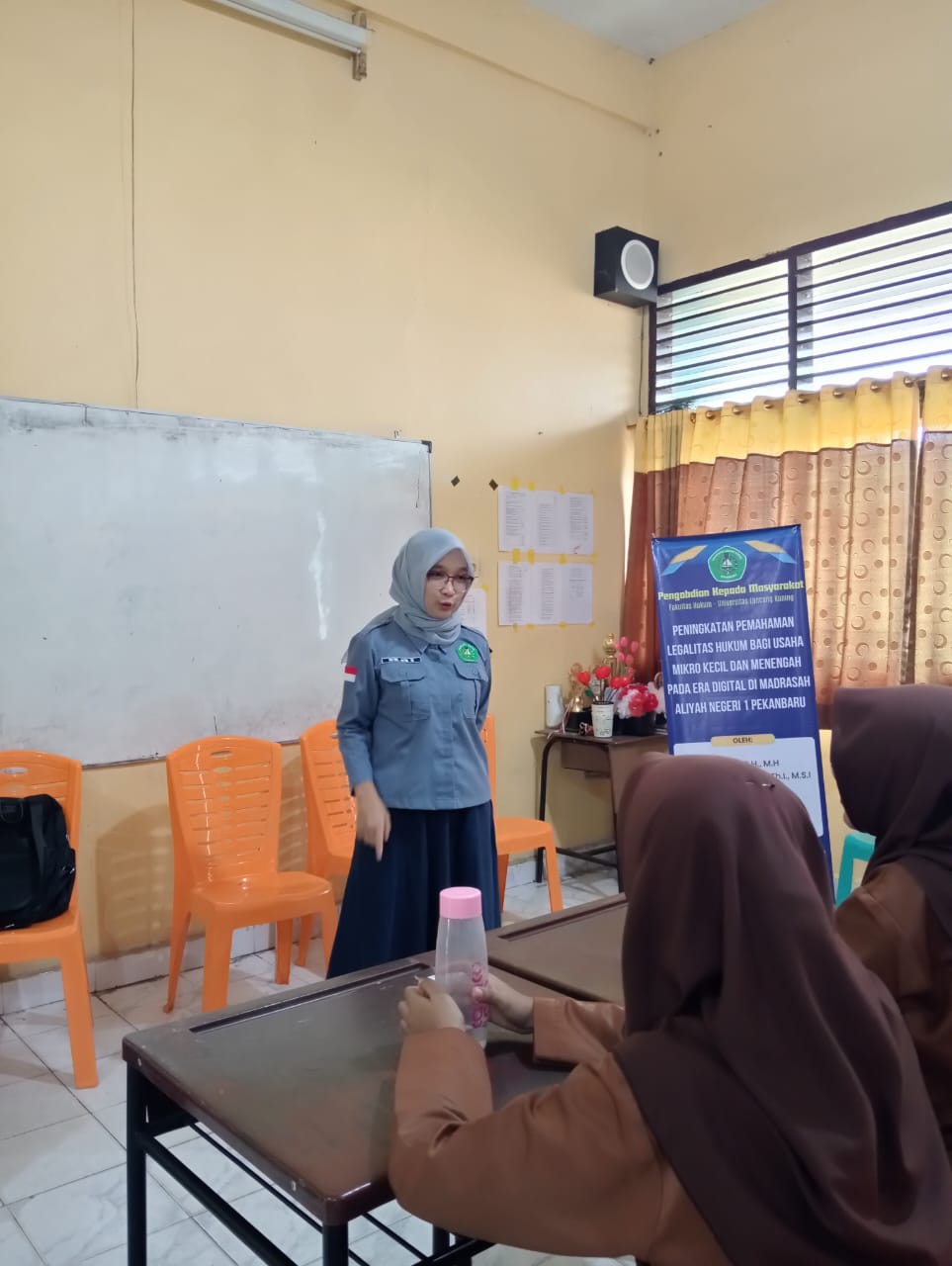 Dosen FH Unilak Memberikan Penyuluhan Hukum Di  MAN 1 Pekanbaru Mengenai Peningkatan Pemahaman Legalitas Hukum Bagi Usaha Mikro Kecil dan Menengah Pada Era Digital.