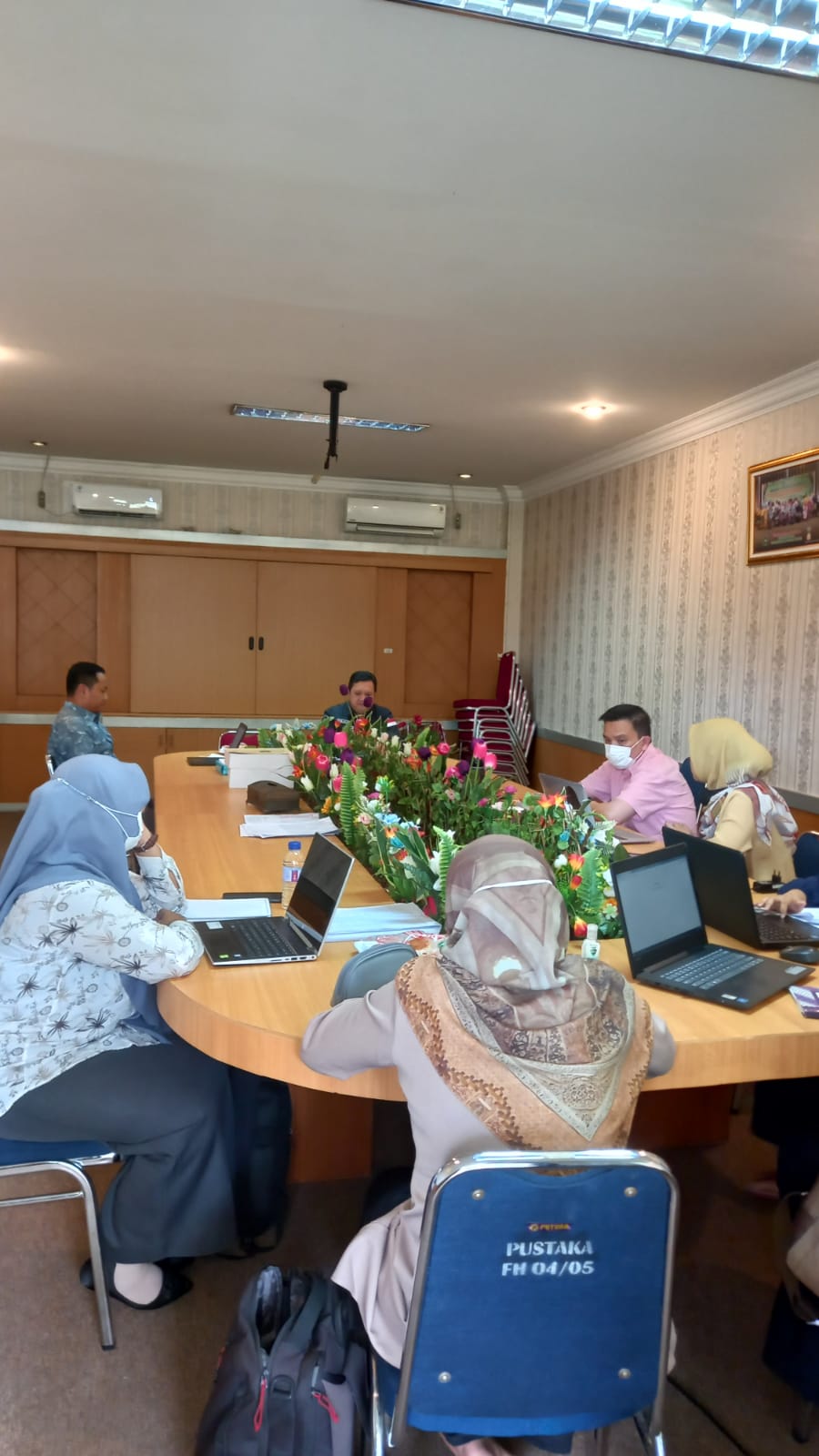 Tim Penyusun Dokumen Mutu Fakultas Hukum Unilak Melaksanakan Rapat Perdana penyusunan 4 (Empat) Buku Mutu Bersama Dekan Dan Wakil Dekan 1 Fakultas Hukum Unilak.
