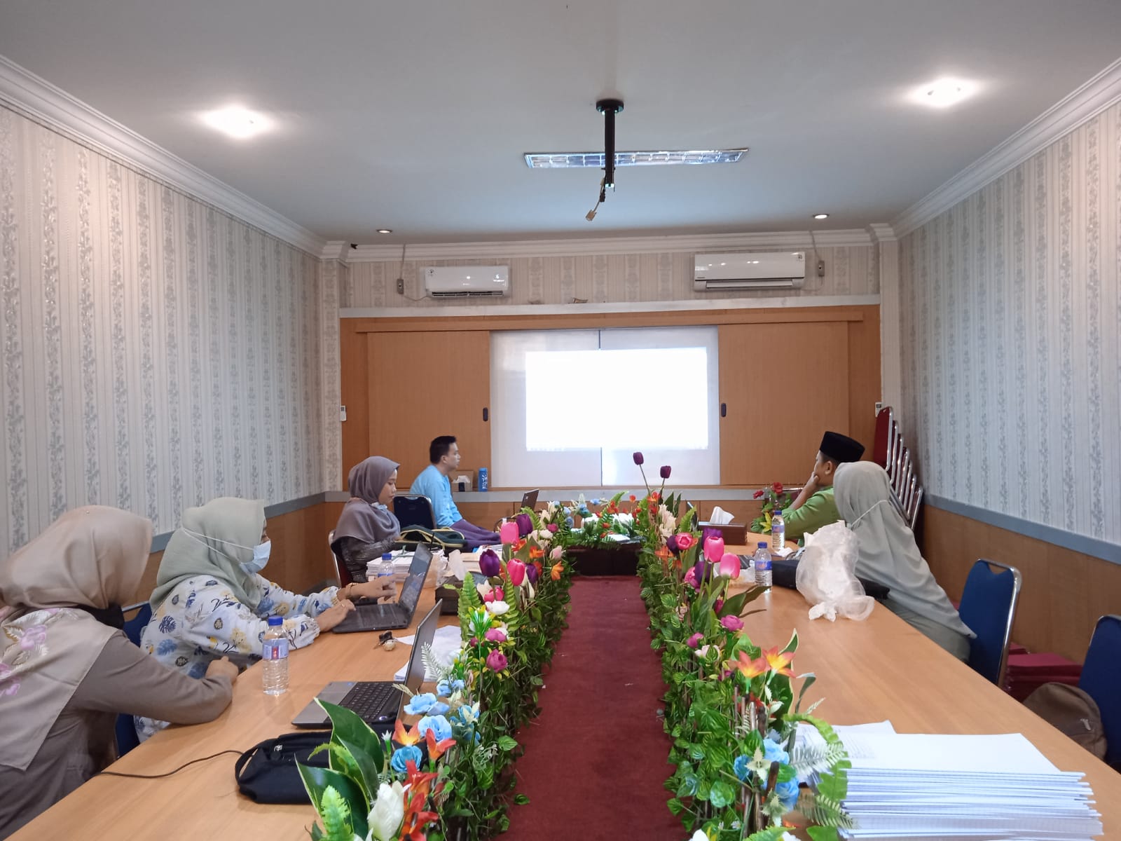 Tim Penyusun Dokumen Mutu FH Menyampaikan Presentasi Hasil Kerja Bidang Standar Mutu.