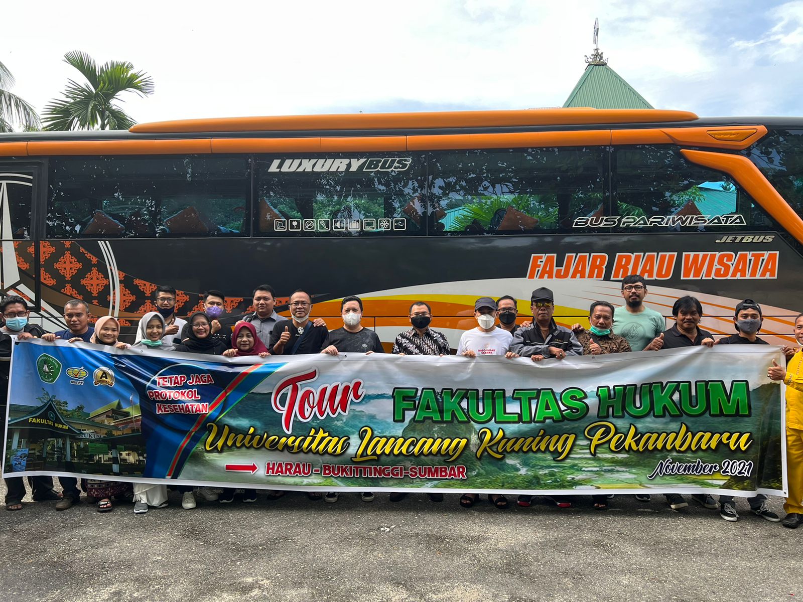 Rektor Unilak Hadir Langsung Dalam Acara Pelepasan Studytour FH Unilak Ke Kampung Sarosah Sumatera Barat
