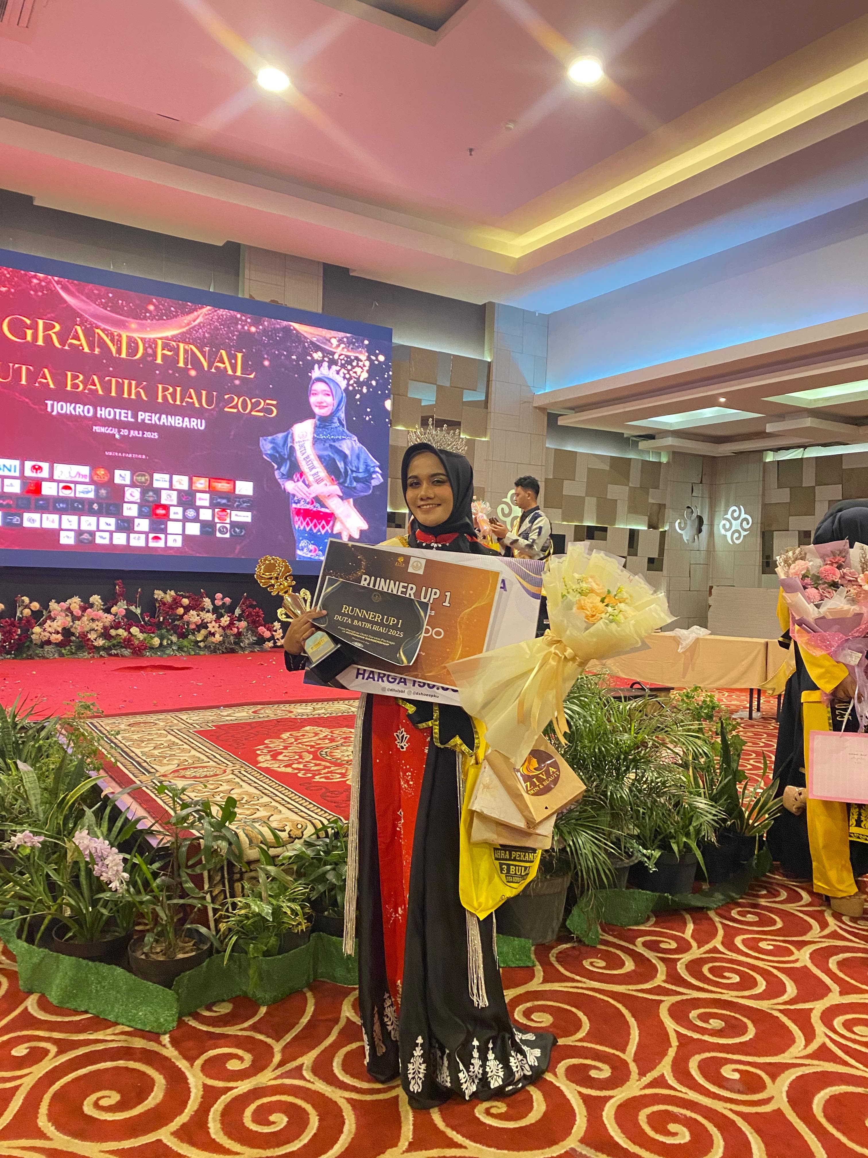 Alifia Azzahra Hayati Mahasiswa FH Unilak meraih Juara 2 Duta Batik Riau 2025.