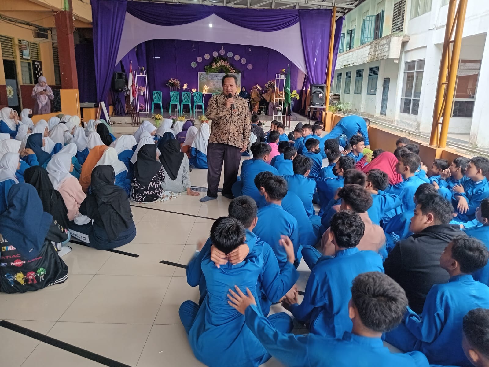Tim Dosen FH Unilak menjadi Pemateri Dalam Penyuluhan Hukum di SMP Muhammadiyah 1 Pekanbaru