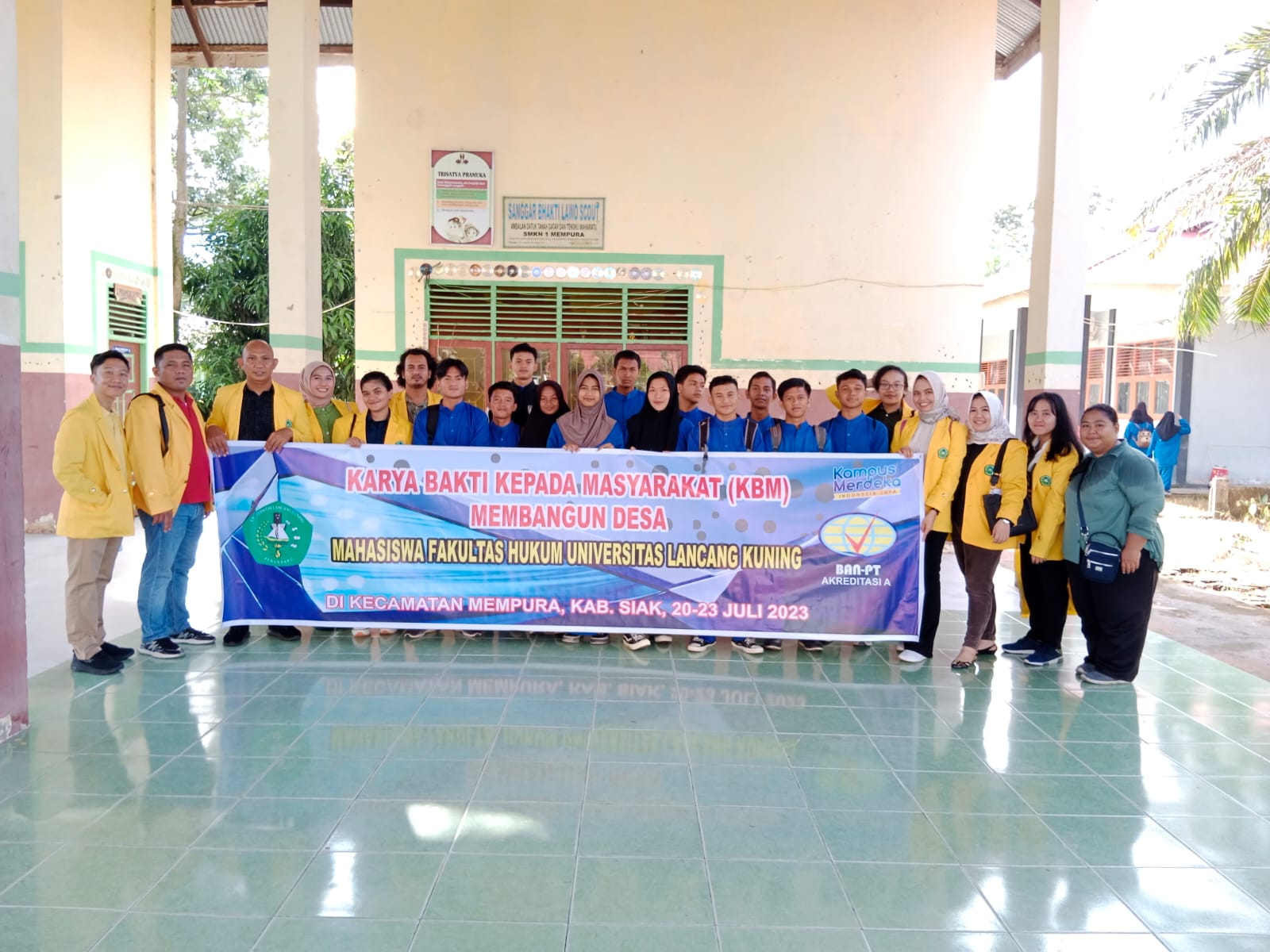 Tim Karya Bakti Kepada Masyarakat ( KBM) Mahasiswa Fakultas Hukum Unilak Kelompok 8 Melaksanakan Penyuluhan Hukum DI SMK N 1 Mempura Kabupaten Siak