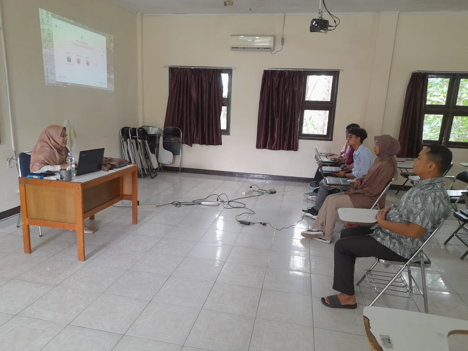 Tingkatkan Pemahaman Aplikasi Mendeley, Kelompok Studi Mahasiswa (Karisma) Laksanakan Belajar Bersama
