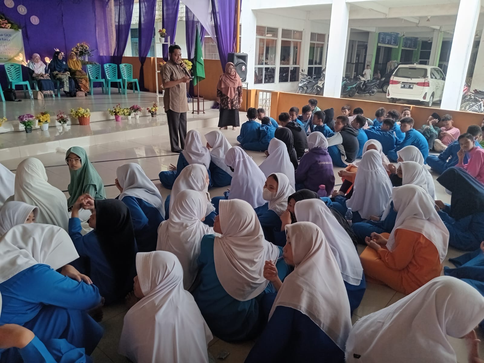 Dosen FH Memberikan Penyuluhan Hukum Tentang Pengawasan Penyelenggaraan Perlindungan Konsumen Bagi Guru Pegawai Dan Siswa SMP Muhammadiyah 1 Pekanbaru