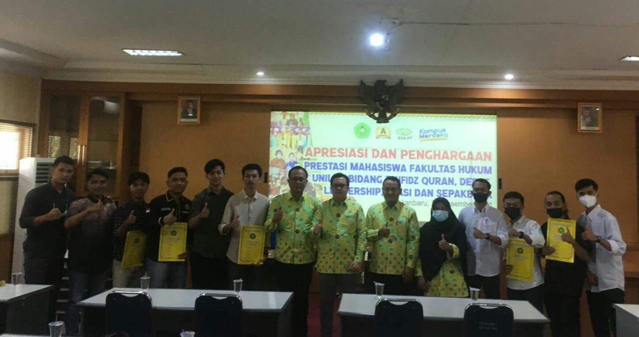 Pimpinan FH Unilak Memberikan Apresiasi Dan Penghargaan Kepada Mahasiswa Berprestasi